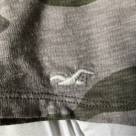 Hollister - Must Have Collection: Camo Cropped Long Sleeve Shirt - Picture 2 of 6